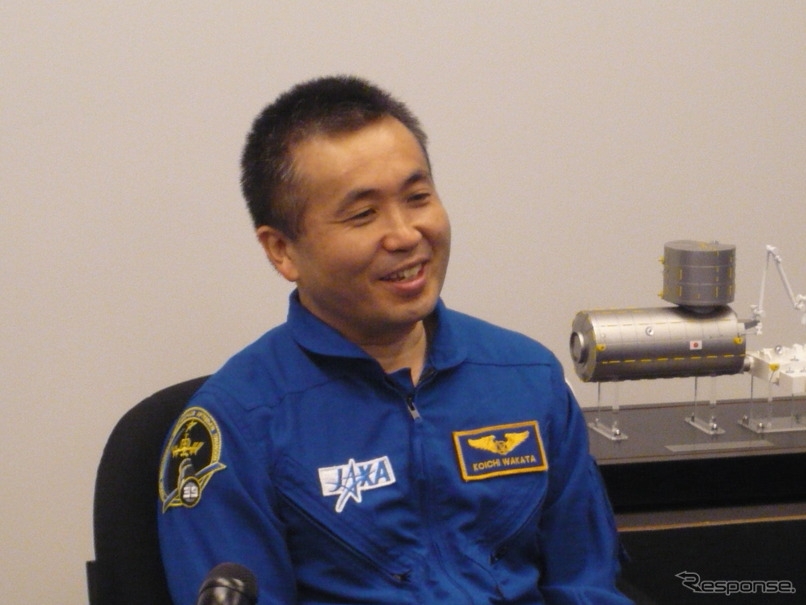 記者会見を行う若田宇宙飛行士（出典：JAXA）