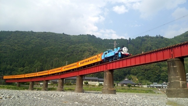 【夏休み】本物の蒸気機関車の「きかんしゃトーマス」、大井川鐵道を走行