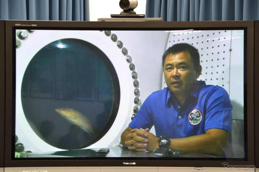 訓練3日目、海底20メートルのNEEMO施設から星出彰彦宇宙飛行士が会見。4人の宇宙飛行士が参加する訓練でコマンダーを務める。2006年に若田光一宇宙飛行士がNEEMOコマンダーとなって以来、日本人がコマンダーとなるのは2度目。