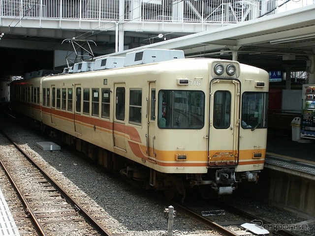 伊予鉄道は「松山港まつり三津浜花火大会」にあわせ増発する。写真は郊外電車。