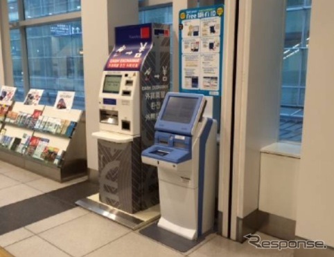 羽田空港国際線ターミナル駅の2階到着フロアに設置される、訪日客向け無料Wi-FiサービスのID自動発行機。京急TICの営業時間外でもID発行手続きができるようになる。