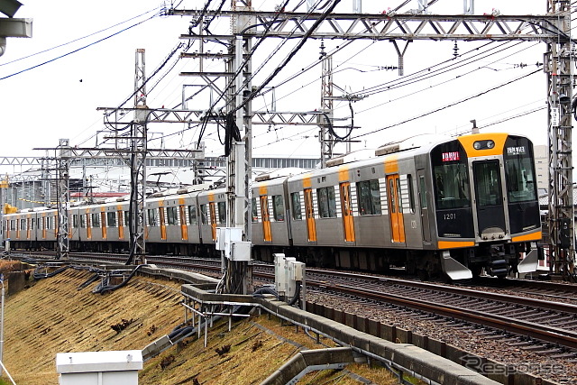 阪神電鉄など3社は関西～九州間の往復割引切符「弾丸フェリー」を発売する。フェリーのほか港にアクセスするための電車とバスの切符をセットにした。写真は阪神電鉄の電車。