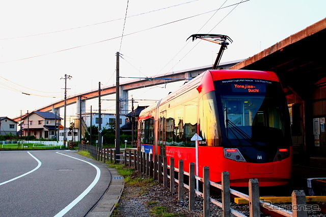万葉線はレール交換工事に伴い9月の5日間、バス代行輸送を新湊港線の一部区間で実施する。写真は越ノ潟駅で発車を待つ万葉線の電車。