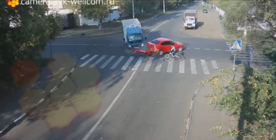 ロシアの交差点で起きた車2台の事故映像