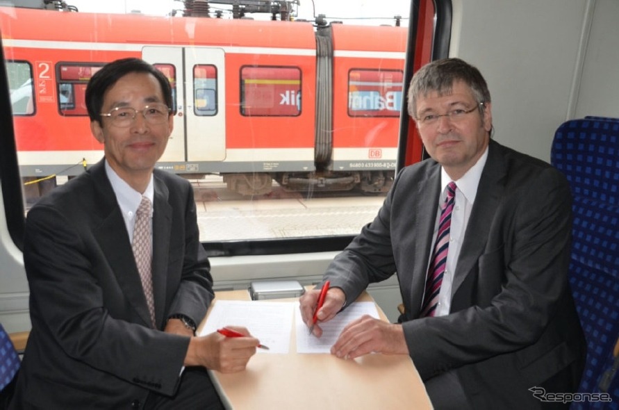 共同研究協定書に署名する鉄道総研の熊谷則道理事長とDBSTのHans Peter Lang社長。トンネル微気圧波の予測手法と評価手法について共同研究を行う。