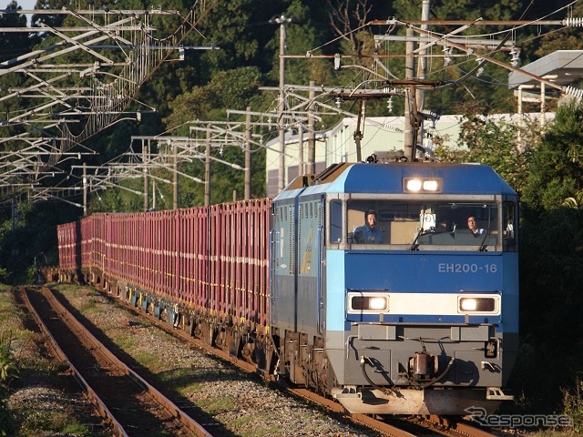 JR貨物は東海道線の不通対策として代行トラック輸送と迂回列車の運転をさらに拡大する。写真は信越本線を走るコンテナ貨物列車。