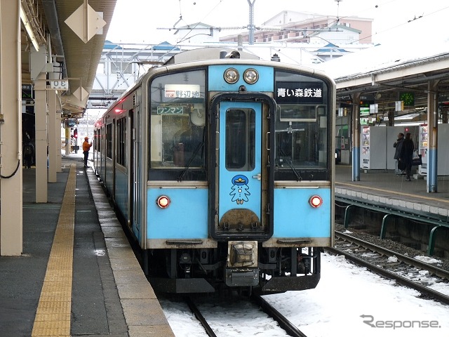 ハロウィンにちなんだプレゼントは上り3本・下り4本の列車で実施される。写真は青い森鉄道の青い森701系。