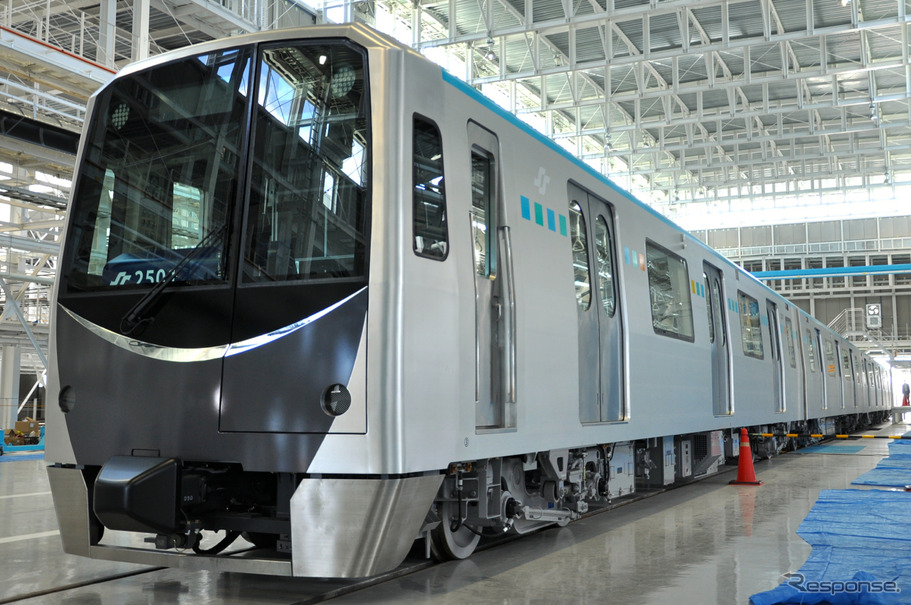 2015年開業予定の仙台市交通局地下鉄東西線の2000系電車。伊達政宗の兜の「前立て」をイメージしたという三日月形が輝く