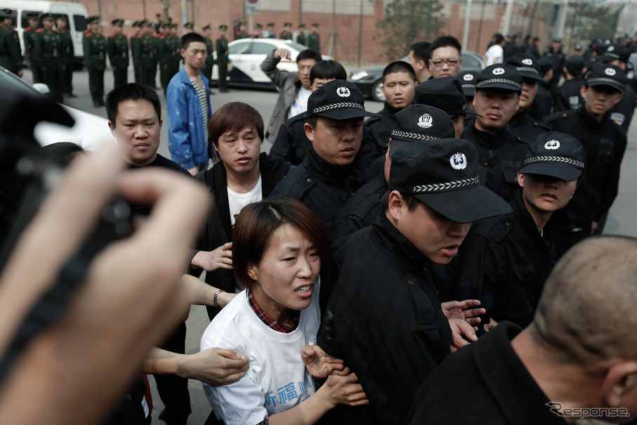北京のマレーシア大使館前で抗議デモをおこなうMH370便犠牲者の家族達（2014年3月25日）