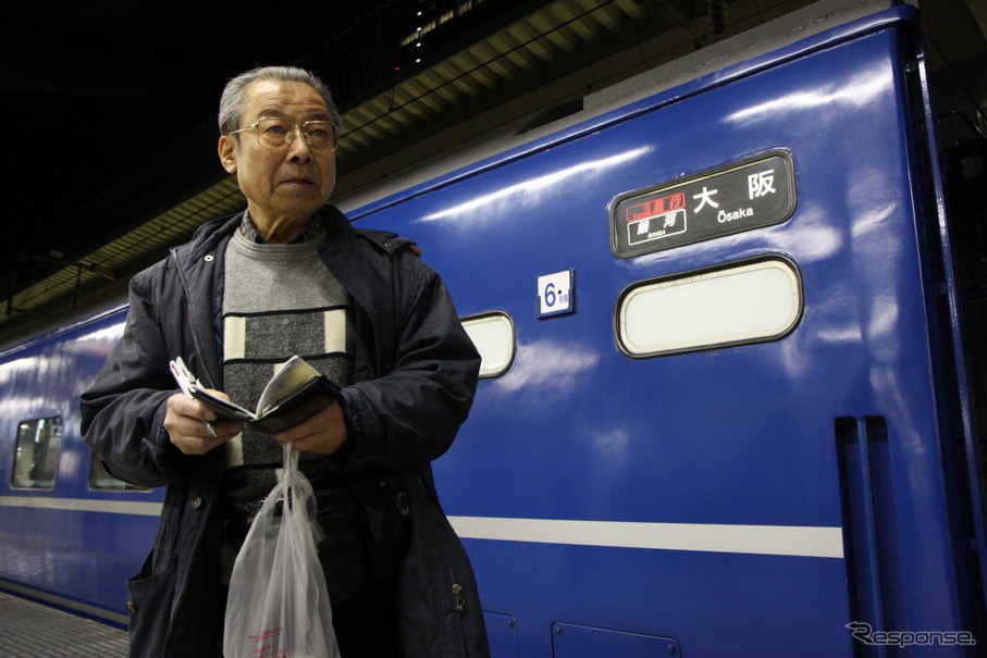 「レイルウェイ・ライター」種村直樹さんが11月6日に死去。写真は東京～大阪間を結んでいた寝台急行『銀河』を取材中の種村さん。（2008年3月）