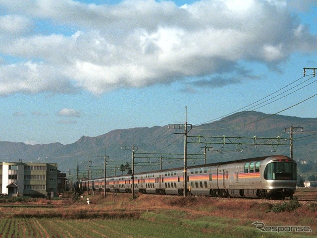 JR東日本のE26系客車。通常は上野～札幌間の臨時寝台特急『カシオペア』で運用されているが、年末年始は東北ツアーの団体臨時列車で運用される。