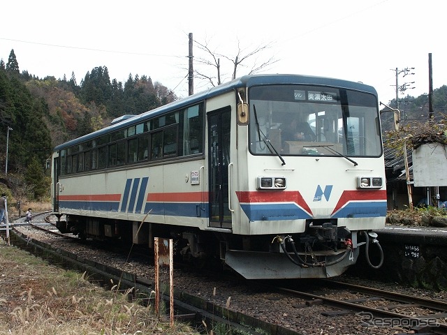 長良川鉄道の開業時に導入されたナガラ1形が12月23日限りで引退することが決まった。写真は既に廃車済みのナガラ1形ナガラ4（2006年）。現在残るナガラ10とは側面のデザインが異なる。