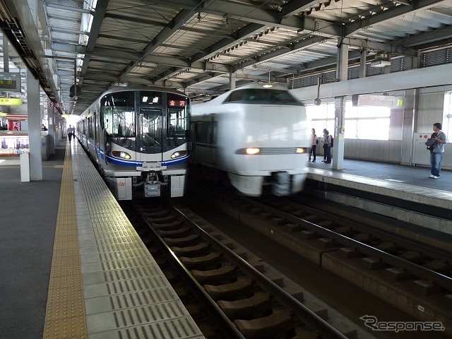 北陸新幹線の延伸開業で北陸地区の在来線特急は運行体系が大幅に変わり、金沢～富山間を結ぶ特急がなくなる。写真は小松駅を通過する特急『サンダーバード』（右）と待避待ちの普通列車（左）。