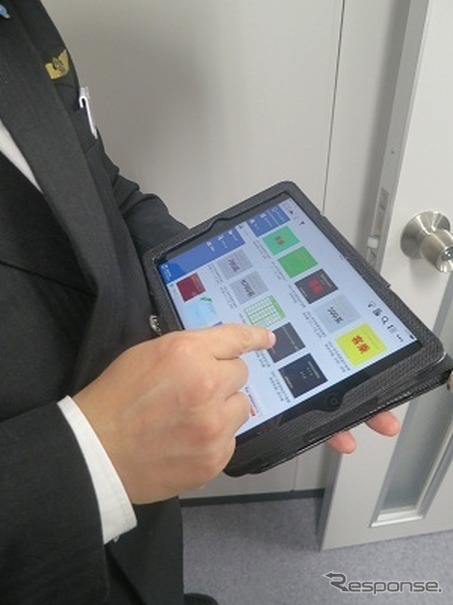 JR西日本は来年から、新幹線の全乗務員に「iPad」を携帯させると発表。乗客への案内やマニュアルなどの電子化による異常時対応能力向上などに役立てる