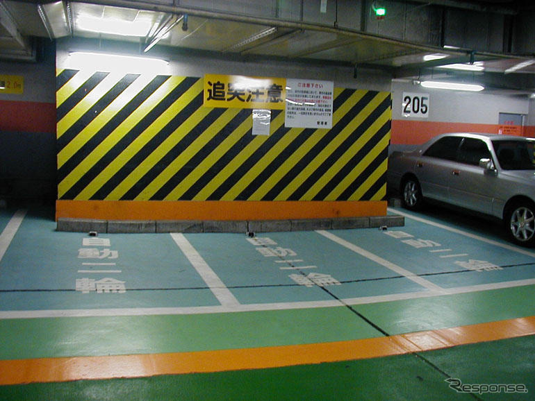 1時間無料でオートバイ駐車促進---新宿サブナード駐車場