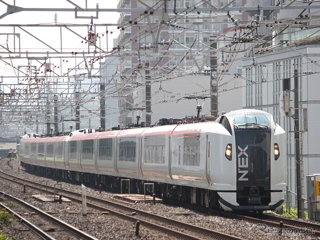 JR東日本は一部の新幹線列車と在来線特急列車で車内販売の営業を終了すると発表した。写真は3月13日で車内販売を終了する『成田エクスプレス』。