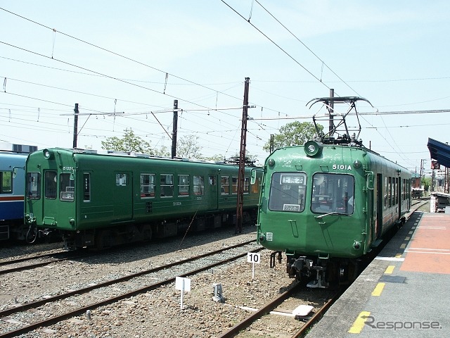 熊本電鉄5000系電車の5101A（右手前）と5102A（左奥）。2両とも老朽化が進んでおり、5102Aは本年度中に引退する。