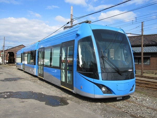 2月18日から営業運転を開始するF1000形第2編成（F1002）。車体塗装はブルーをベースにした。