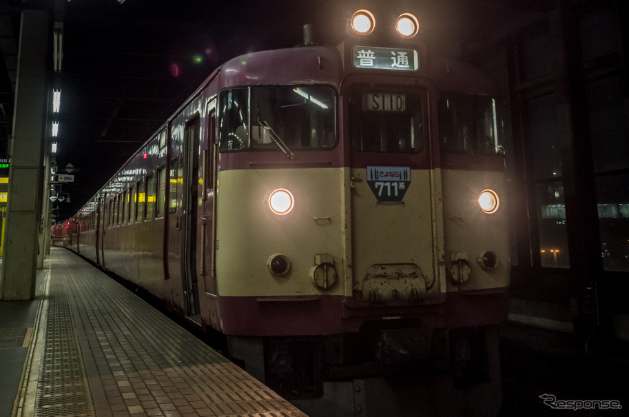 北海道初の国鉄電車・711系は3月13日限りで引退する予定。同日まで引退記念のヘッドマークを掲出して運行する。写真は「くるくる電車ポプラ風」のヘッドマークを付けたS-110編成。