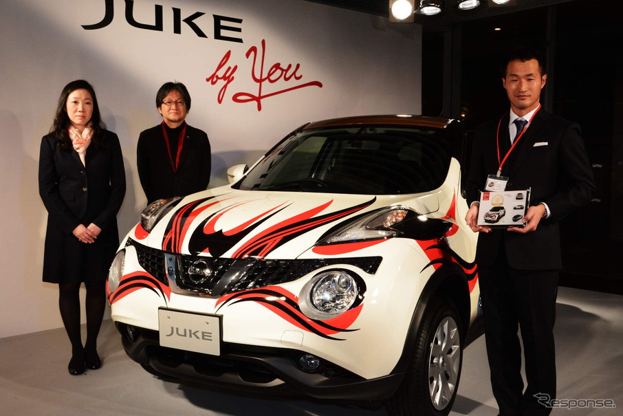 右から最優秀賞を獲得した杉本さん、日産自動車デザイン本部の秋山デザインダイレクター、同マーケティング本部の小塚マーケティングダイレクター