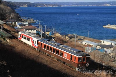 「さんりくはまかぜ」と一般車の2両編成。4月4・5日に全線再開1周年記念列車として運行される。