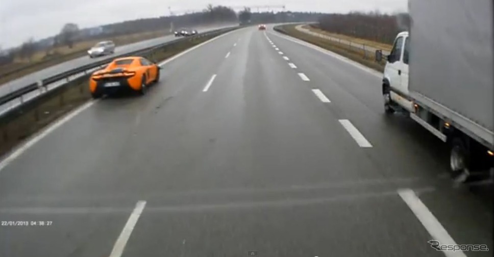 ポーランドの高速道路で発生したマクラーレン650Sの事故