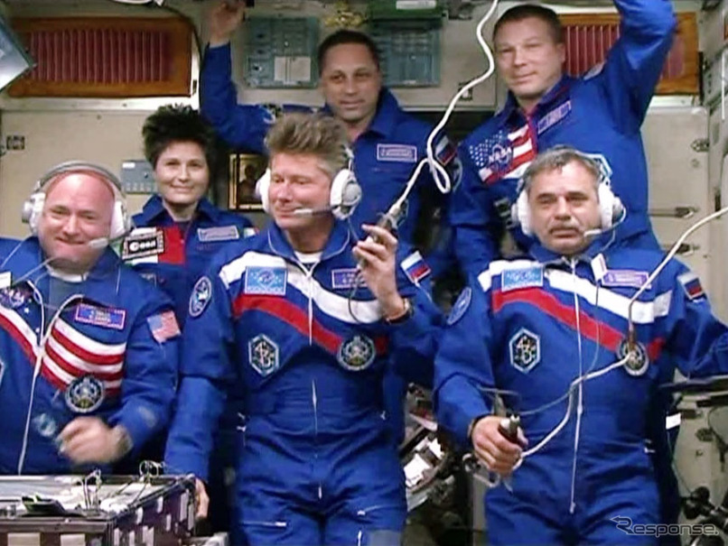 ISSに到着後、地上と交信を行う42Sクルー（手前左からスコット・ケリー宇宙飛行士、ゲナディ・パダルカ宇宙飛行士、ミカエル・コニエンコ宇宙飛行士）