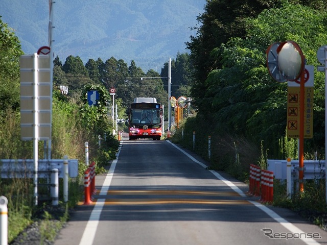 バス専用道を走行する気仙沼線BRTのバス。前谷地～柳津間の延長区間は一般道を走行する。