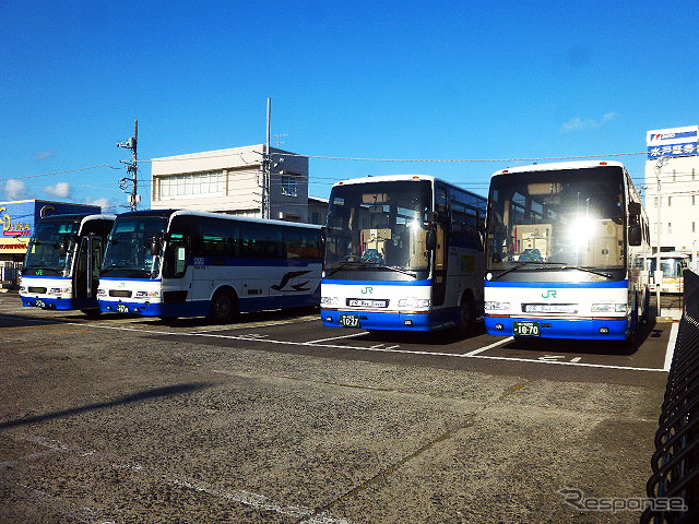 館山駅前に並ぶ高速バス（5月2日）