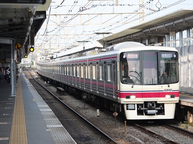 京王電鉄は3カ年の中期経営計画を策定。「有料座席列車」導入の検討などを行う。写真は明大前駅で発車を待つ京王線の準特急。