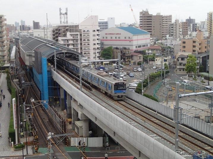 押上線の京成曳舟駅。2013年8月から上り線が高架線に切り替えられており、今年8月23日には下り線も高架線に切り替えられる予定。