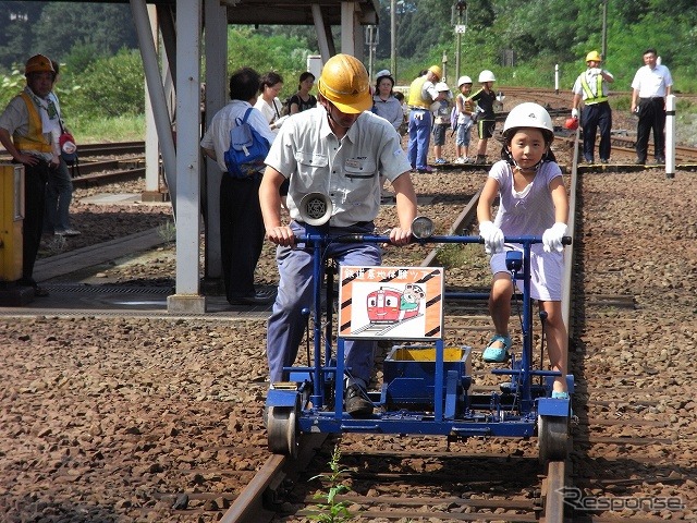 秋田内陸縦貫鉄道の子供向け車両基地公開イベントは8月に行われる。写真は軌道バイク体験の様子。