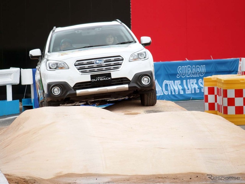「SUV体験試乗会」では最大20cmの岩場を模したロックエリアを体験試乗できる