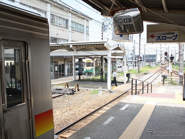 現在の南富山駅構内。上滝線ホーム（右）から構内踏切を渡って駅舎（左）の方に向かうと、路面電車の富山軌道線に乗り換えることができる。構想では富山軌道線の電車をそのまま上滝線に乗り入れさせて直通運行を行う。