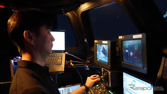 シミュレータ内でロボットアームの操作訓練を行う油井宇宙飛行士（3月17日）参考画像
