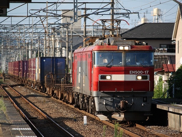 JR貨物は苫小牧港沖のカーフェリー火災事故を受け、関東～北海道間を結ぶ貨物列車を増発した。写真は東北本線を走る貨物列車。