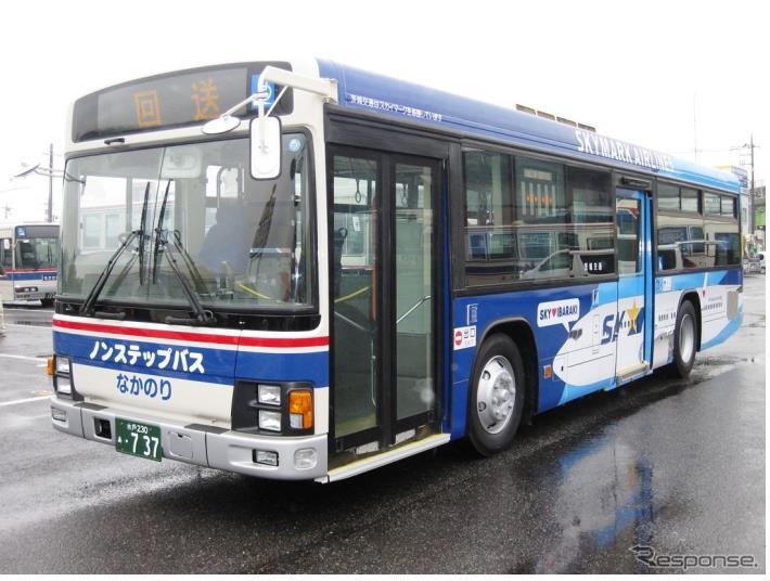 茨城交通が運行するスカイマークのラッピングバス
