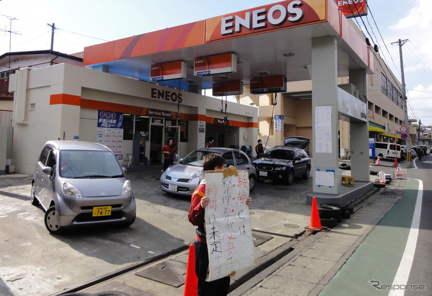 震災直後のENEOSスタンド（仙台市内）。供給不足や買い占めにより、給油に整理券を必要とした