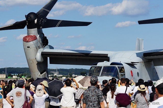 オスプレイの周囲は昼過ぎになると大混雑。