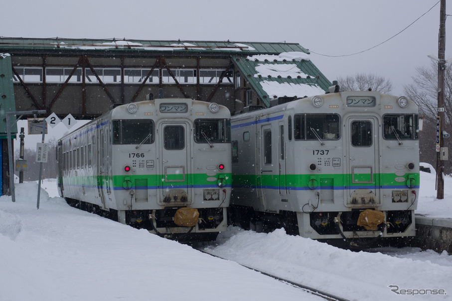 車齢が平均35年に達しているJR北海道のキハ40形は、各部の老朽化が激しいため廃車が進められ、残る気動車で普通列車の運行を進めるとしている。そのため、各線区平均で15％程度の運転本数や編成両数の見直しが行われる見込み。