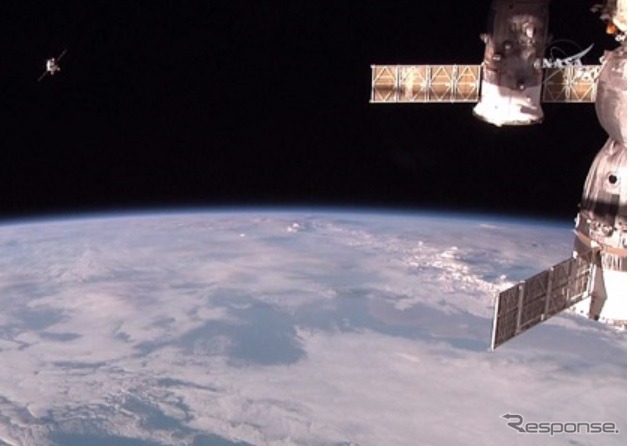ISSに接近するプログレス補給船（61P）（画像左上）