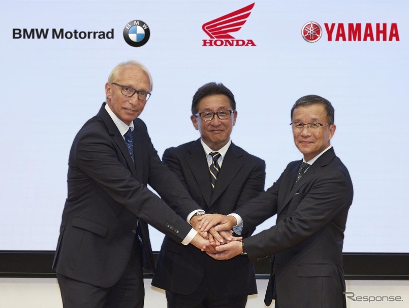 左から、カール・ビクター・シャラー博士（BMW Motorradモーターサイクル研究開発本部長）、鈴木哲夫執行役員（ホンダ）、木村隆昭副社長兼技術本部長（ヤマハ）　