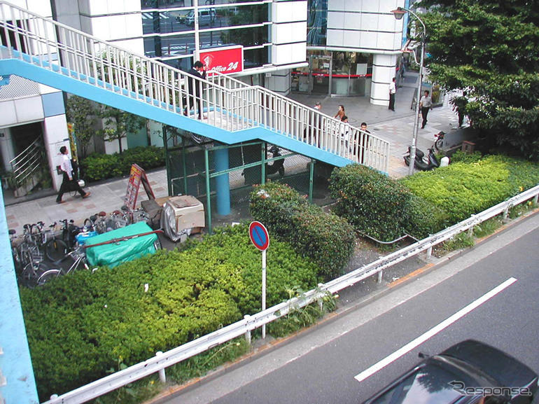 歩道にオートバイを駐車する実験　東京西新宿