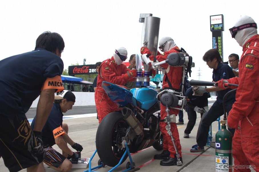 パワーアシストスーツでのピット作業実証実験の様子