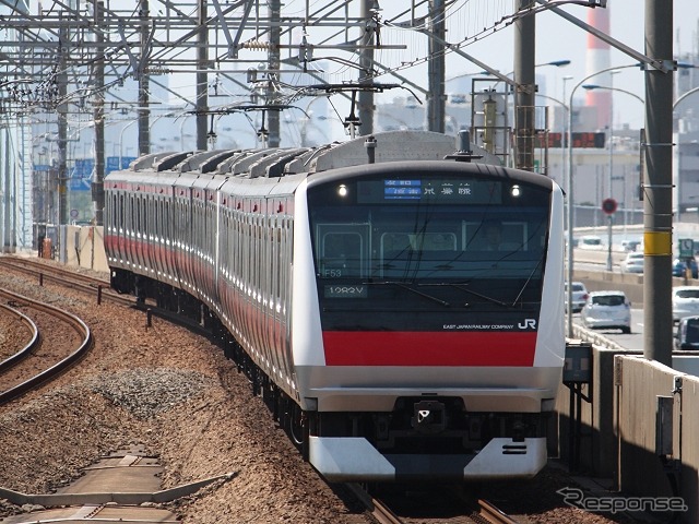 JR東日本千葉支社は京葉線の車両基地（京葉車両センター）の一般公開イベントを実施する。写真は京葉線を走るE233系電車。