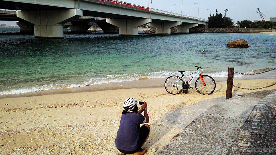 波の上ビーチへと向かう途中、自転車を記念撮影