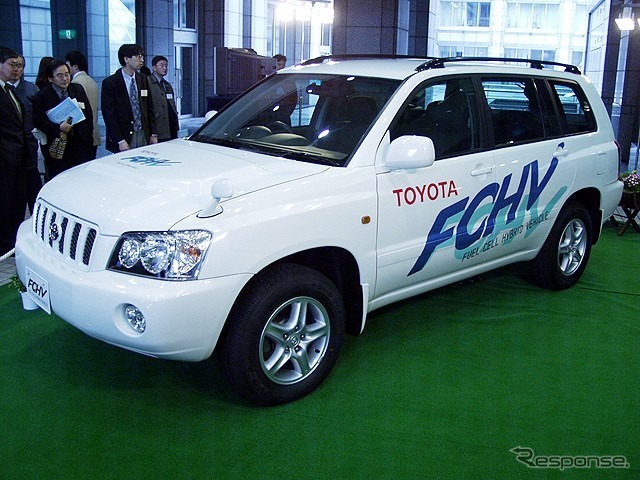 トヨタの燃料電池車『FCHV-4』、特別認可を受けて公道に進出