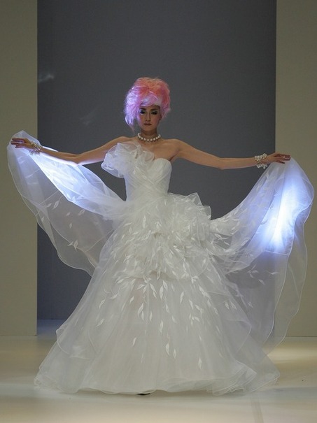 桂由美氏がデザインした、重さ600グラムのドレス