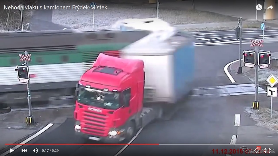 チェコで起きた大型トレーラーと列車の衝突事故