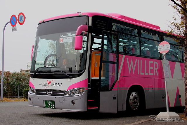 大阪南港にピンク色のバス停---バス業界に動き